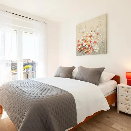 Sunny Island Apartment *